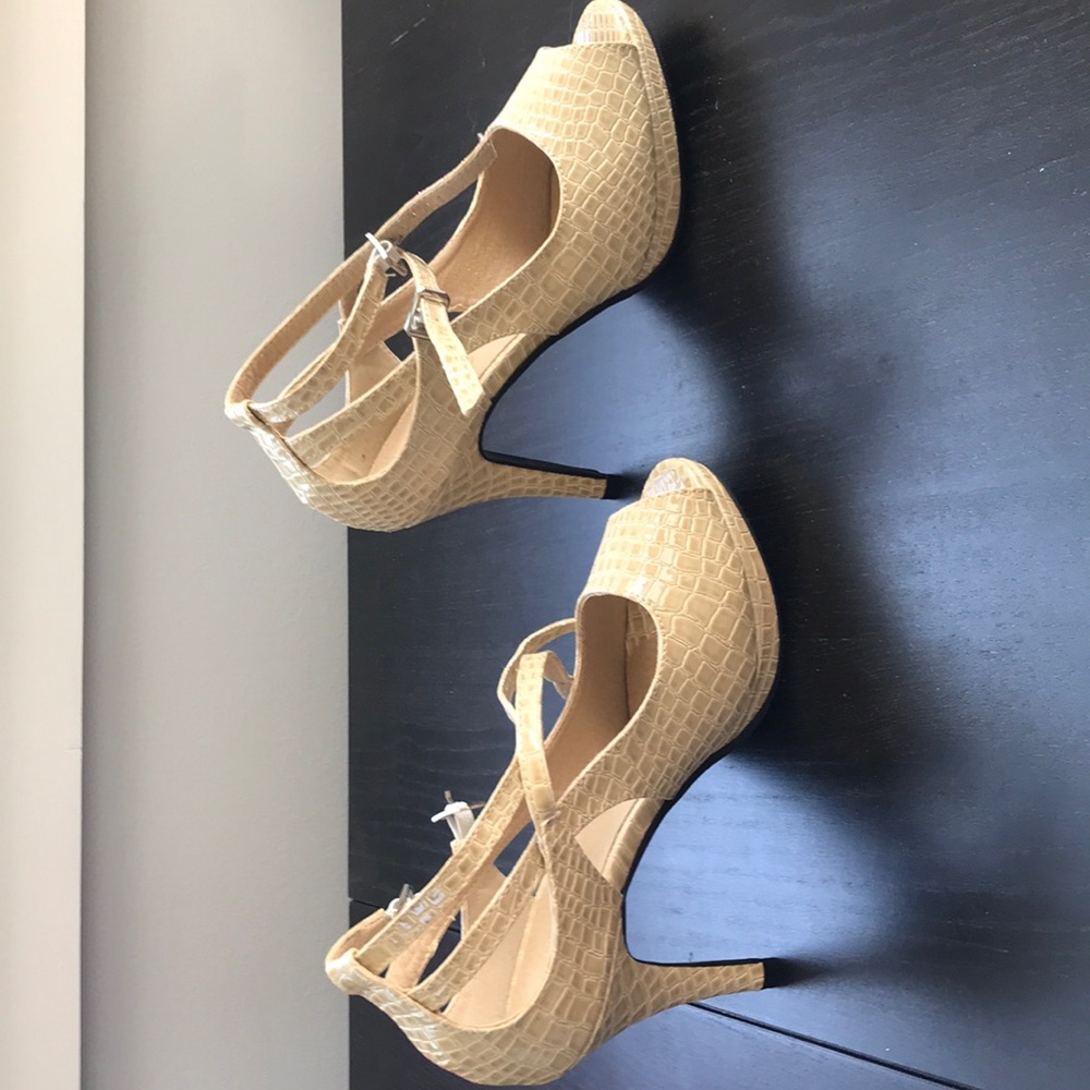 Beige snakeskin pattern peep toe heels